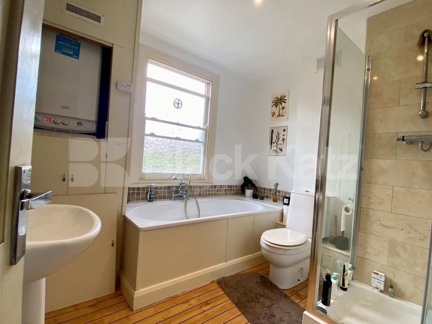 Bright & airy, offering approximately 1050 Sq. Ft.of living & entertaining space Henshaw Street, Elephant and Castle